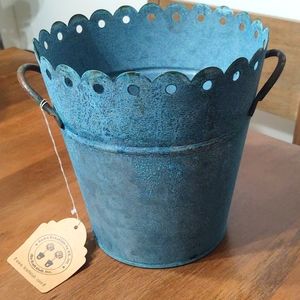 Kraft Klub Scalloped Metal Bucket with Handles